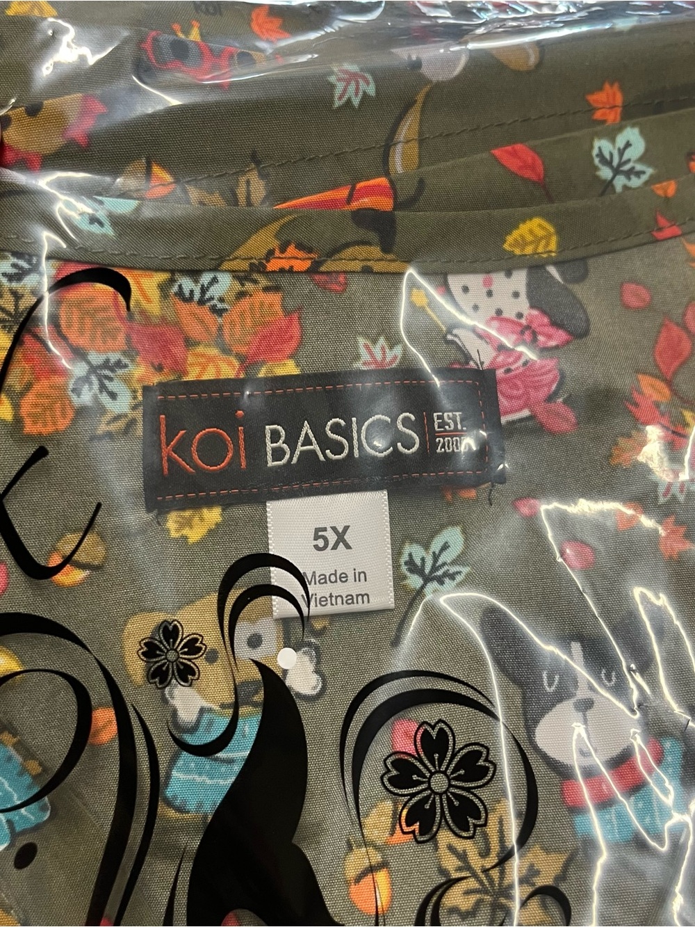 NWT Koi Olive Green Fall Dog Print Short Sleeve Scrub Top Multi Sizes - Picture 9 of 9